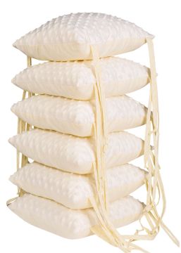 Lovytės apsaugėlė -pagalvėlės 180 cm "Cosy clouds" baltos spalvos. Lovytės apsaugėlė susideda iš 6 pagalvių 30x30 cm dydžio